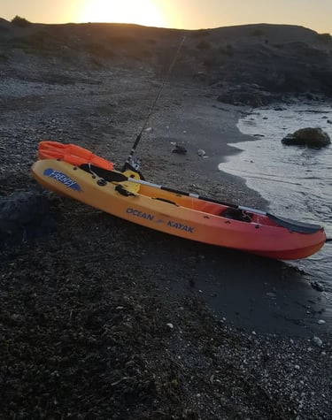 kayak situado en la playa de mojacar preparado para pescar