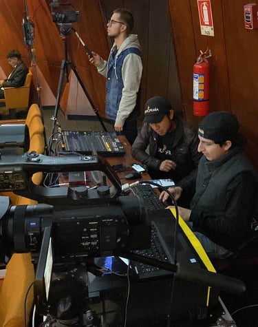 Equipo de producción de zoundfilmia en la consola de audio y video