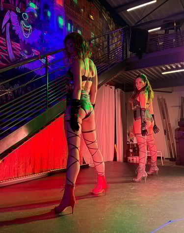 Danseuses de la Troupe du BaréKa sur scène lors d’un numéro cabaret moderne.