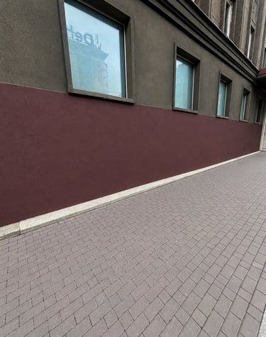pestud ja värvitud sein