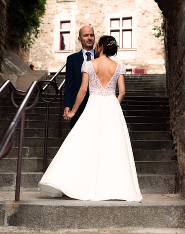 couple de mariés debout sur des marches dans le vieux Mans