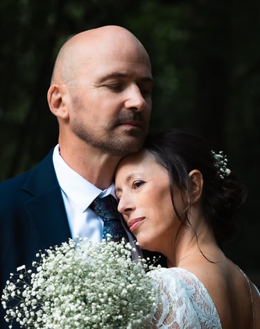 gros plan d'un couple de mariés qui se prennent dans les bras