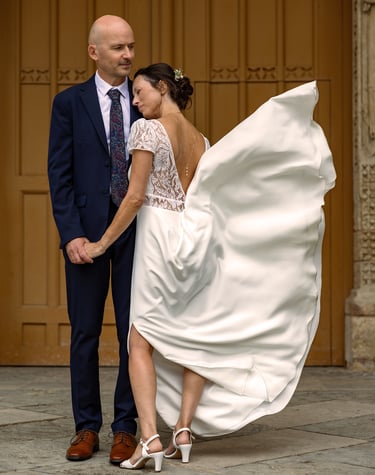 couple de mariés devant une porte d'église