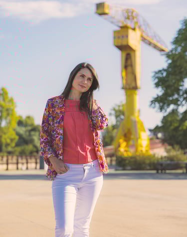 portrait d'une jeune femme à Nantes à côté de la grue jaune