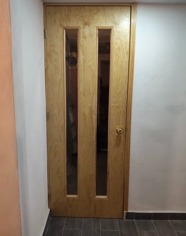 puerta de madera con cristales