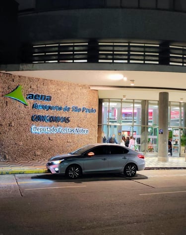 Carro estacionado na frente do Aeroporto de Congonhas após levar um passageiro