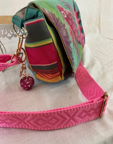 Sac bandoulière agrémenté d un porte clef à strass,rose