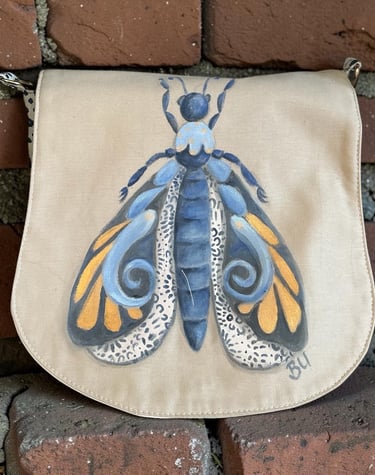 Papillon bleu peint à la main sur sac besace