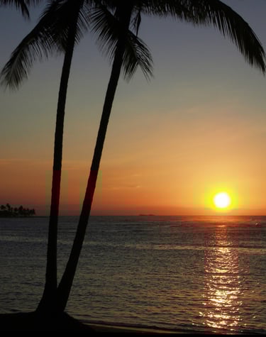 Sunset over sea in Las Terrenas, golden reflection;Atardecer mar Las Terrenas, reflejo dorado