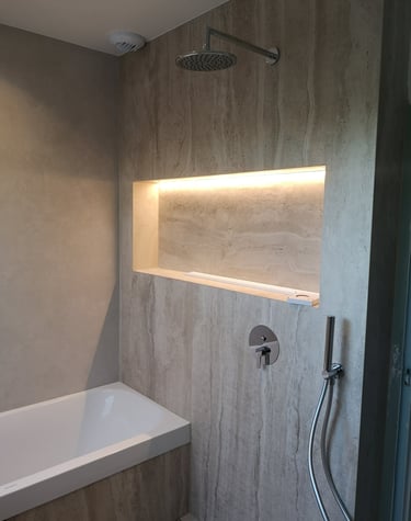 baignoire moderne, niche avec LED, robinetterie encastrée, faïence moderne céramique.