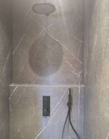 Douche moderne , robinetterie noir encastrée, faïence marbre noir.