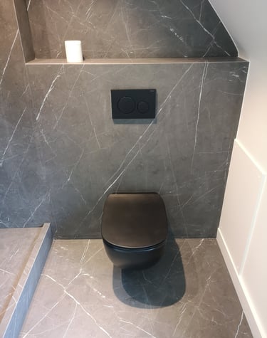 WC surélevé, cuvette noir mate, faïence marbre noir. 
