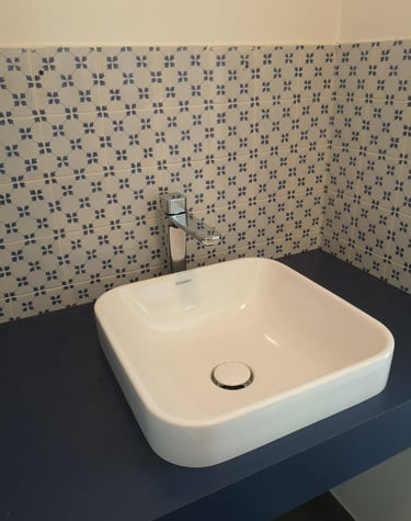 Meuble vasque bleu, vasque carrée aux bords arrondis, robinetterie chromé, faïence bleue