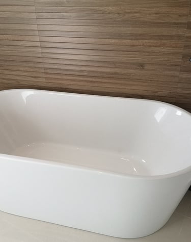 Baignoire ilot, faïence imitation bois, robinetterie noire.