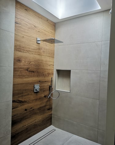 Douche à l'Italienne moderne , faïence imitation bois, robinetterie encastrée.