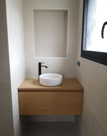 Meuble salle d'eau, vasque ronde avec robinetterie noir.