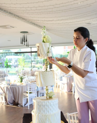 Montaje profesional de tarta de boda en el lugar del evento en Madrid