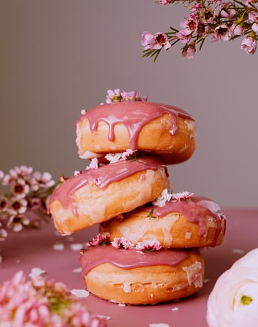Donuts artesanales glaseados para mesas dulces y eventos