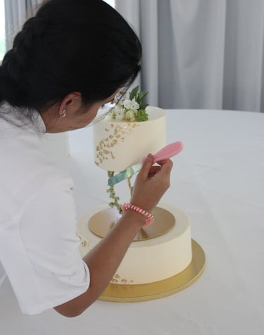 Trabajo artesanal en tartas personalizadas, cuidando cada acabado a mano