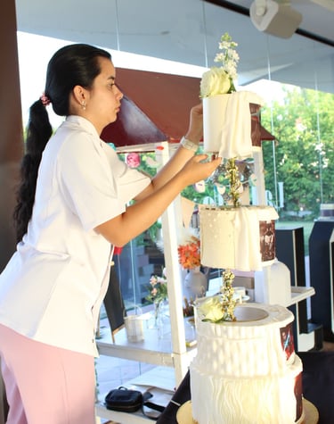 Decoración artesanal de tarta de boda en Madrid, cuidando cada detalle en el montaje final.