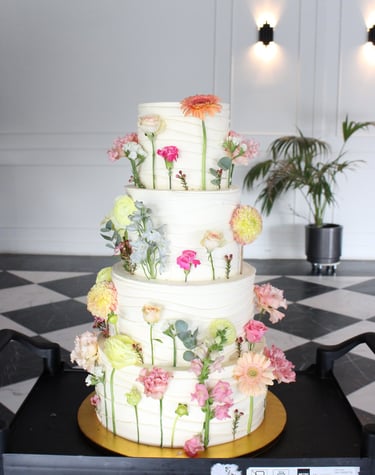 Tarta de boda moderna con flores naturales