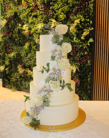 Tarta de boda personalizada de varios pisos con flores naturales, elaborada en Guadalajara