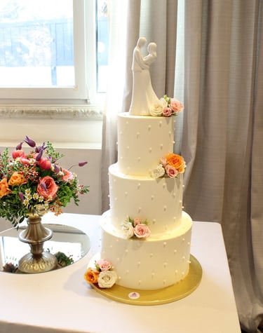 Tarta de boda clásica de varios pisos con flores naturales, diseño artesanal