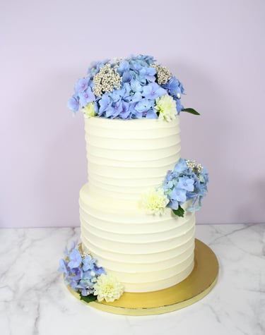 Tarta de boda elegante con flores naturales, diseño artesanal en Madrid