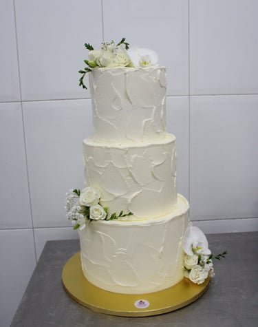 Tarta de boda minimalista de tres pisos con acabado artesanal, elaborada en Madrid
