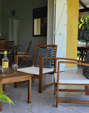 la terrasse couverte de la villa jolan à sainte anne