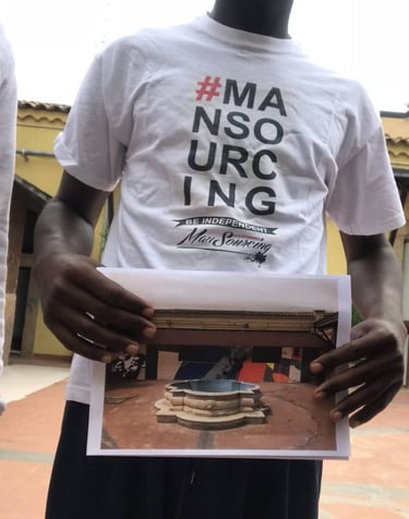 Partecipante tiene una foto del progetto artistico organizzato da Mansourcing con Poliops.