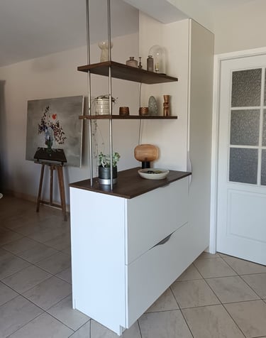 meuble de séparation avec des étagères en bois