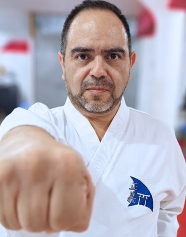 señor practicando karate en narvarte para manejar el estrés