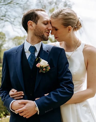 un couple de marié lors de la séance couple de mariage