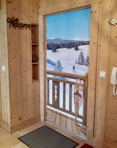 Hall d'entrée avec trompe-l'oeil sur porte d'entrée. Paysage neige, skieur, raquettes neige, bois