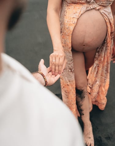 pareja durante una sesión de embarazo