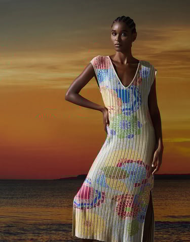 Estampa para jacquard de formas circulares, e alegres, remete ao movimento cultural da Tropicália
