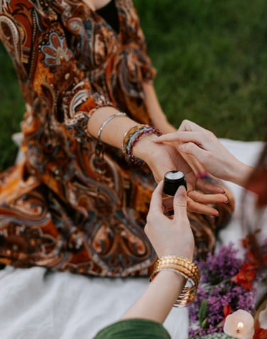 eine Frau berührt das Handgelenk einer anderen Frau