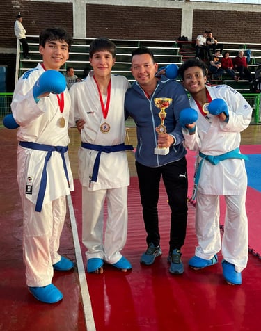 atletas de alto rendimiento ganadores de torneo nacional junto con sesei del dojo levantando copa 