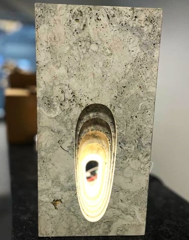 Lampa z trawertynu szarego, włoski kamień naturalny