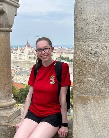 Lilla with the Hungarian Parliament in the background