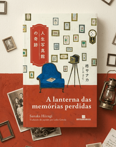 Portuguese edition of Sanaka Hiiragi's book A Lanterna das Memórias Perdidas surrounded by vintage photos.