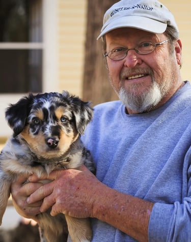 Chien et maître souriants dans un jardin propre – témoignage de satisfaction