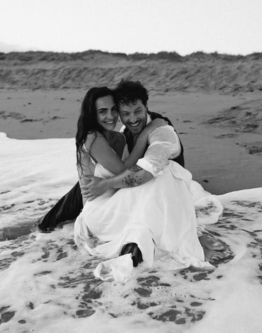 Photographie d'un couple en lors d'une séance photo day after sur la plage de Sauveterre en Vendée par Romain DANIEL