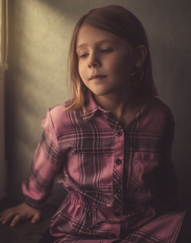 Fille a coté d'une fenêtre, édité avec un style peinture 