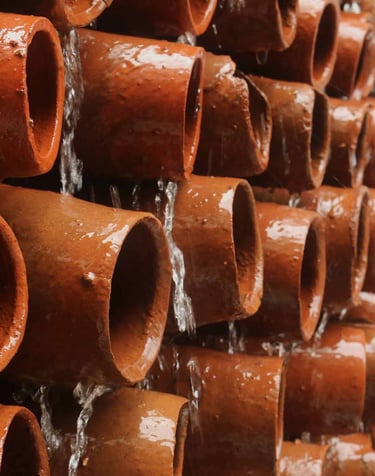 Clay pot vessels with dripping water to create natural airconditioning