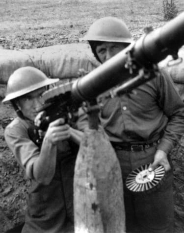 Lewis light machine gun. Photo from the Roger J C Thomas collection