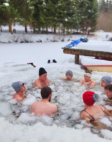 Eine Gruppe von Menschen nimmt ein gemeinsames Eisbad im Winter