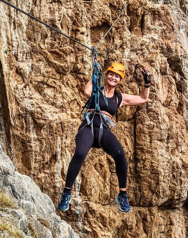 Participante durante la vía ferrata del Chorro