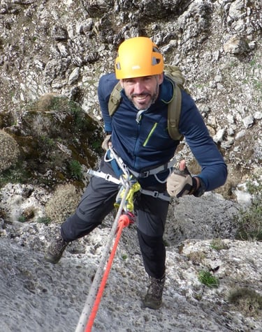 Aventurero en la vía ferrata de Loja en Granada